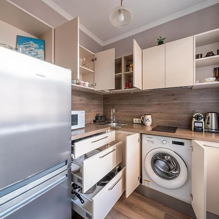 Stylish Latvian Classic 1-Bedroom Apartment Near City Center, Parks & Public Transport Links Ρίγα Εξωτερικό φωτογραφία