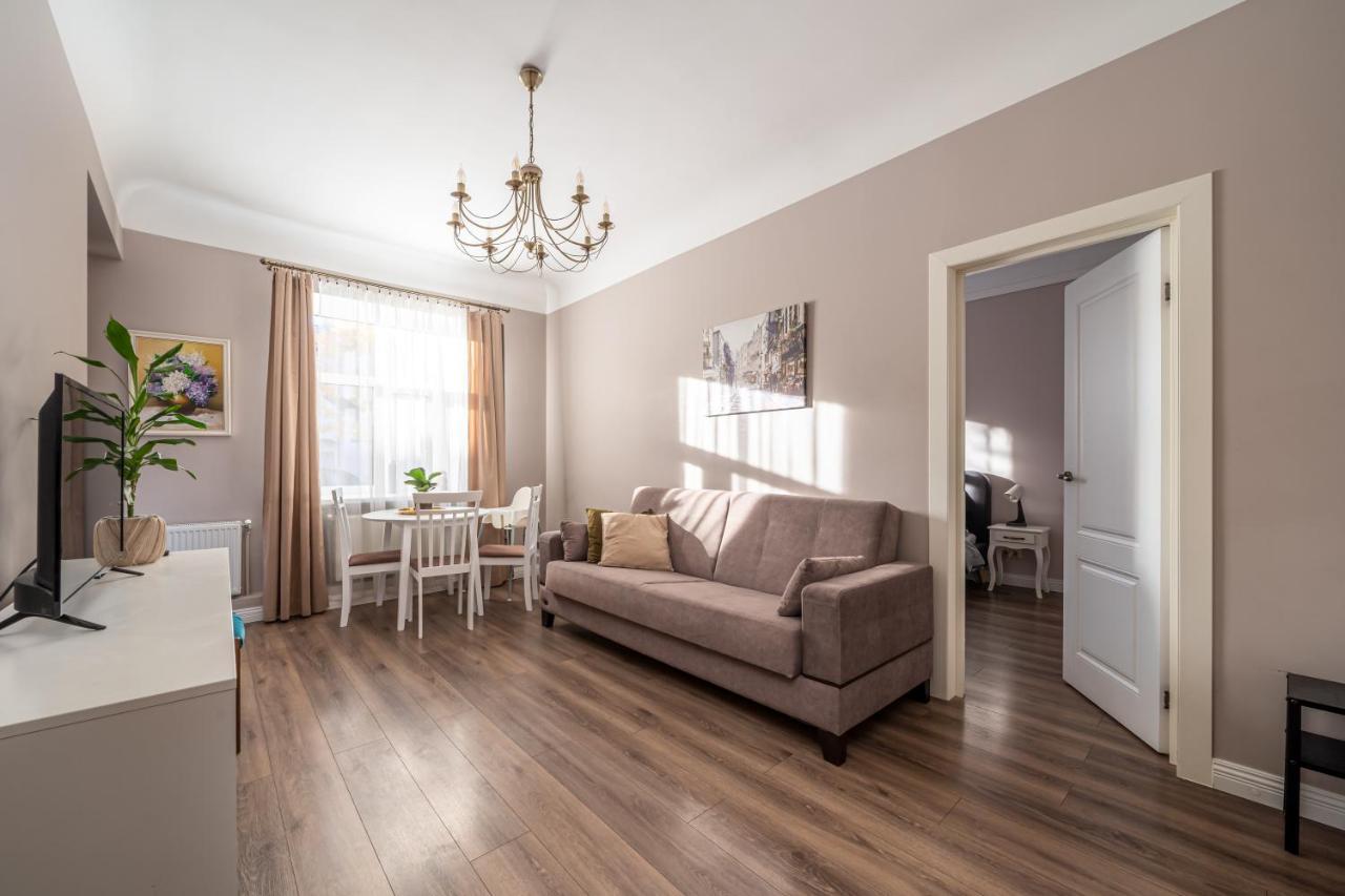 Stylish Latvian Classic 1-Bedroom Apartment Near City Center, Parks & Public Transport Links Ρίγα Εξωτερικό φωτογραφία