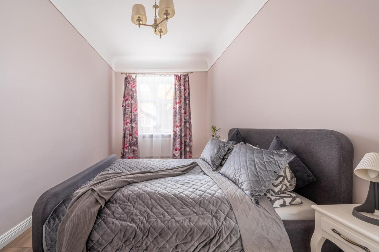 Stylish Latvian Classic 1-Bedroom Apartment Near City Center, Parks & Public Transport Links Ρίγα Εξωτερικό φωτογραφία