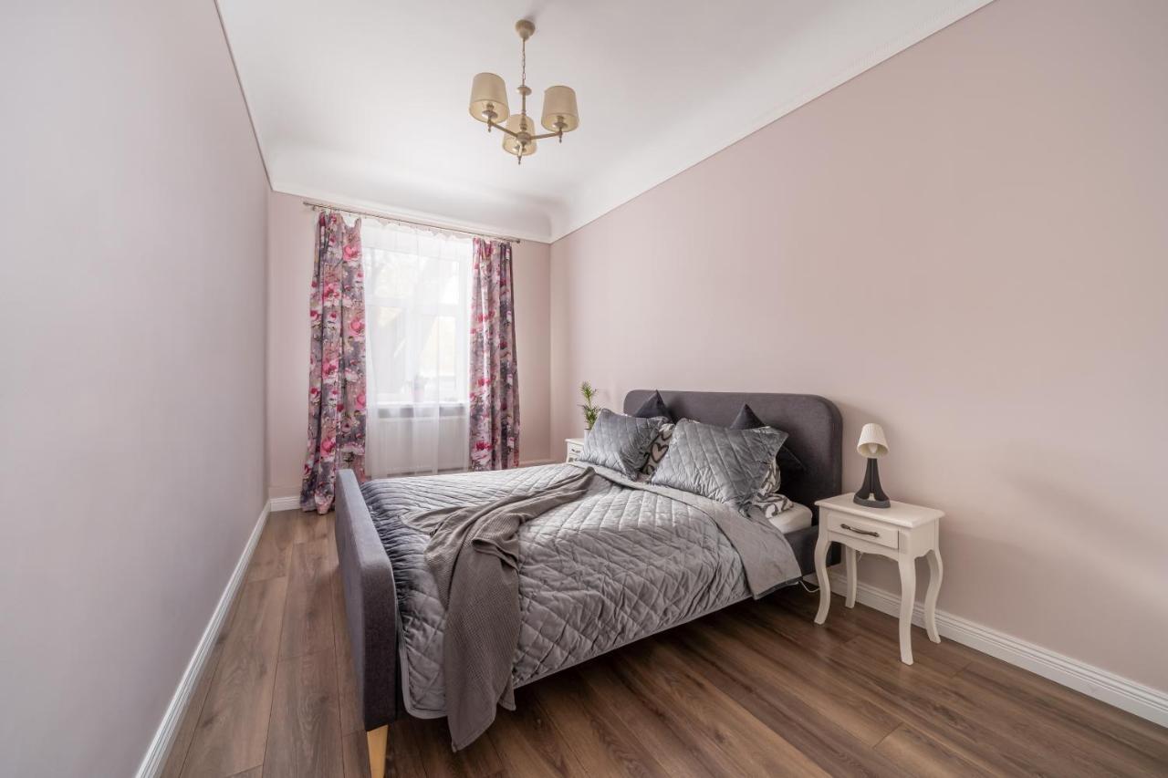 Stylish Latvian Classic 1-Bedroom Apartment Near City Center, Parks & Public Transport Links Ρίγα Εξωτερικό φωτογραφία