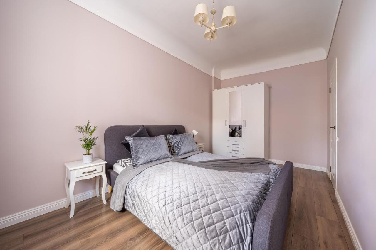 Stylish Latvian Classic 1-Bedroom Apartment Near City Center, Parks & Public Transport Links Ρίγα Εξωτερικό φωτογραφία