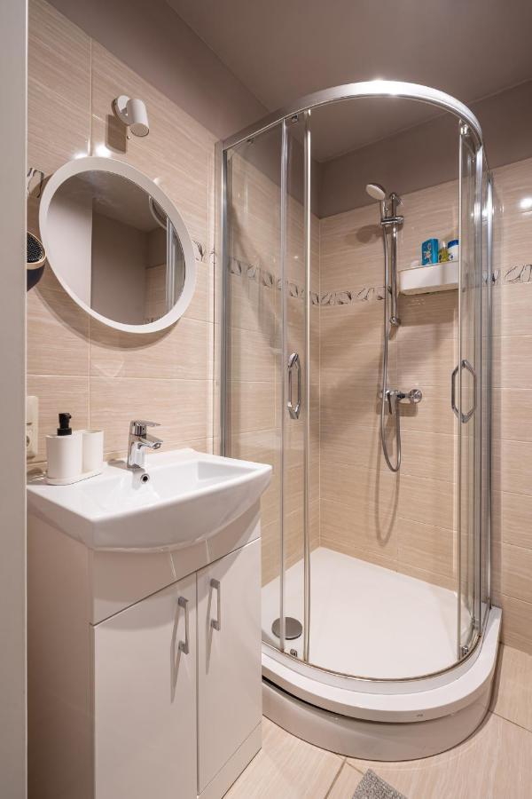Stylish Latvian Classic 1-Bedroom Apartment Near City Center, Parks & Public Transport Links Ρίγα Εξωτερικό φωτογραφία