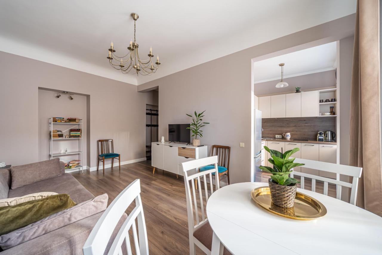 Stylish Latvian Classic 1-Bedroom Apartment Near City Center, Parks & Public Transport Links Ρίγα Εξωτερικό φωτογραφία