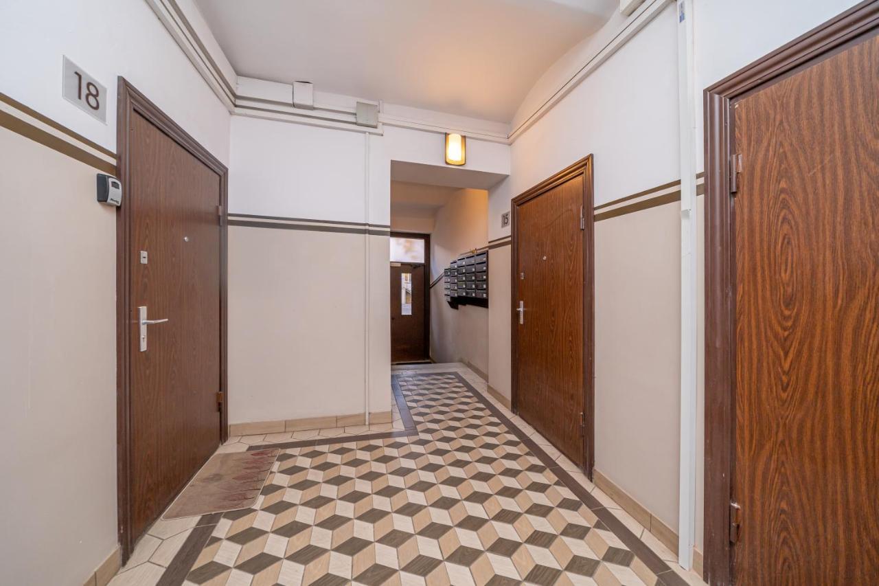 Stylish Latvian Classic 1-Bedroom Apartment Near City Center, Parks & Public Transport Links Ρίγα Εξωτερικό φωτογραφία
